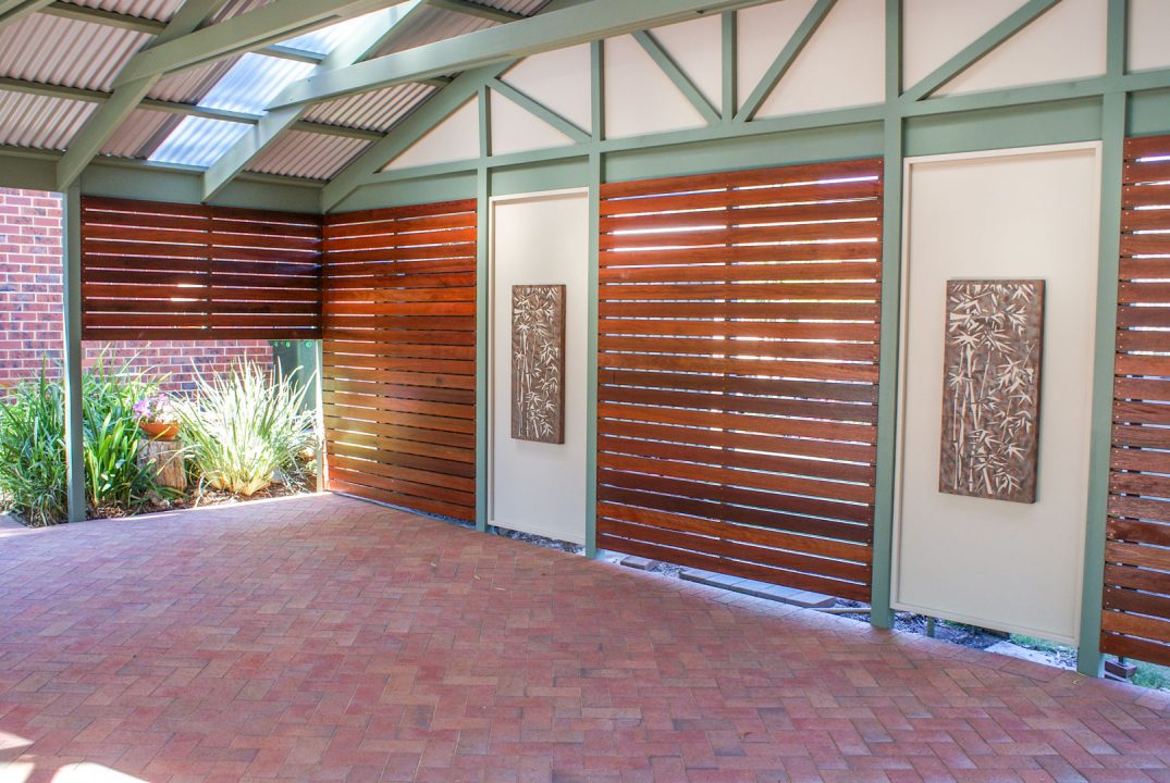 Timber outdoor entertaining area with timver screens and pavers